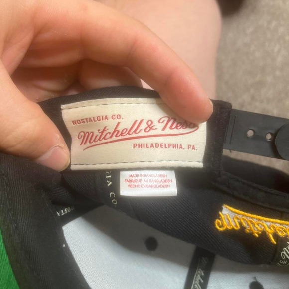 Mitchell & ness Boston bruins men's black and yellow snapbask‎ hat - Picture 3 of 4